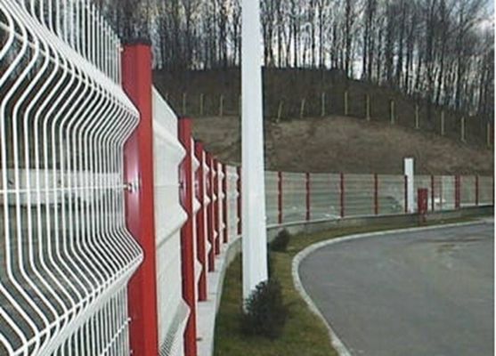 Chine Maille triangulaire de jardin de courbures clôturant la sécurité pour le champ de sport, mesure de fil de 3-6.0mm fournisseur