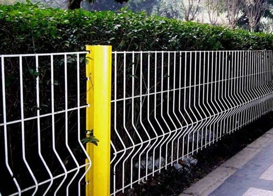 Chine La barrière de recourbement de triangle de sécurité/a plié la maille clôturant pour la barrière extérieure/route fournisseur
